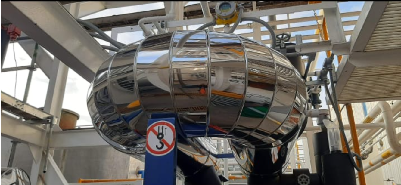 Aislamiento de equipos: equipo industrial con recubrimiento metálico