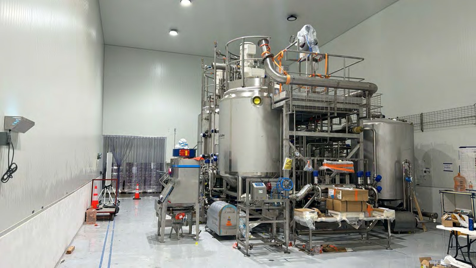 Equipos y plataforma de una línea de proceso industrial